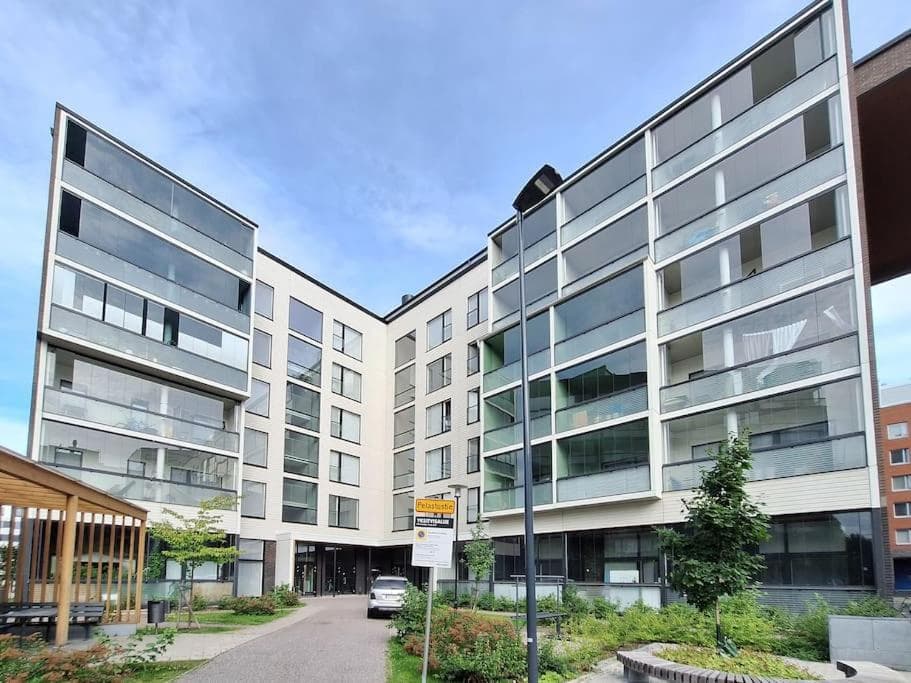Studio next to train station, 7 mins by train to airport