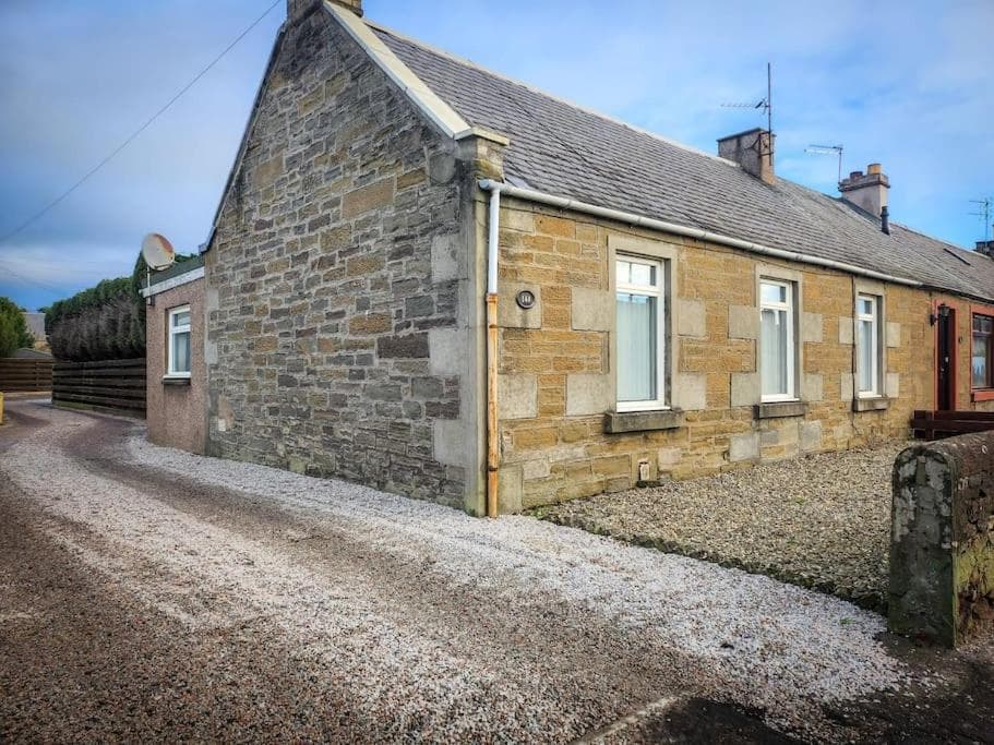 Central 2-bedroom bunglow with double sofa bed