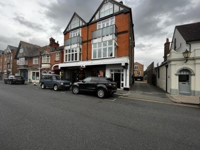 Central Windsor, One Bedroom,Terrace & Private Parking