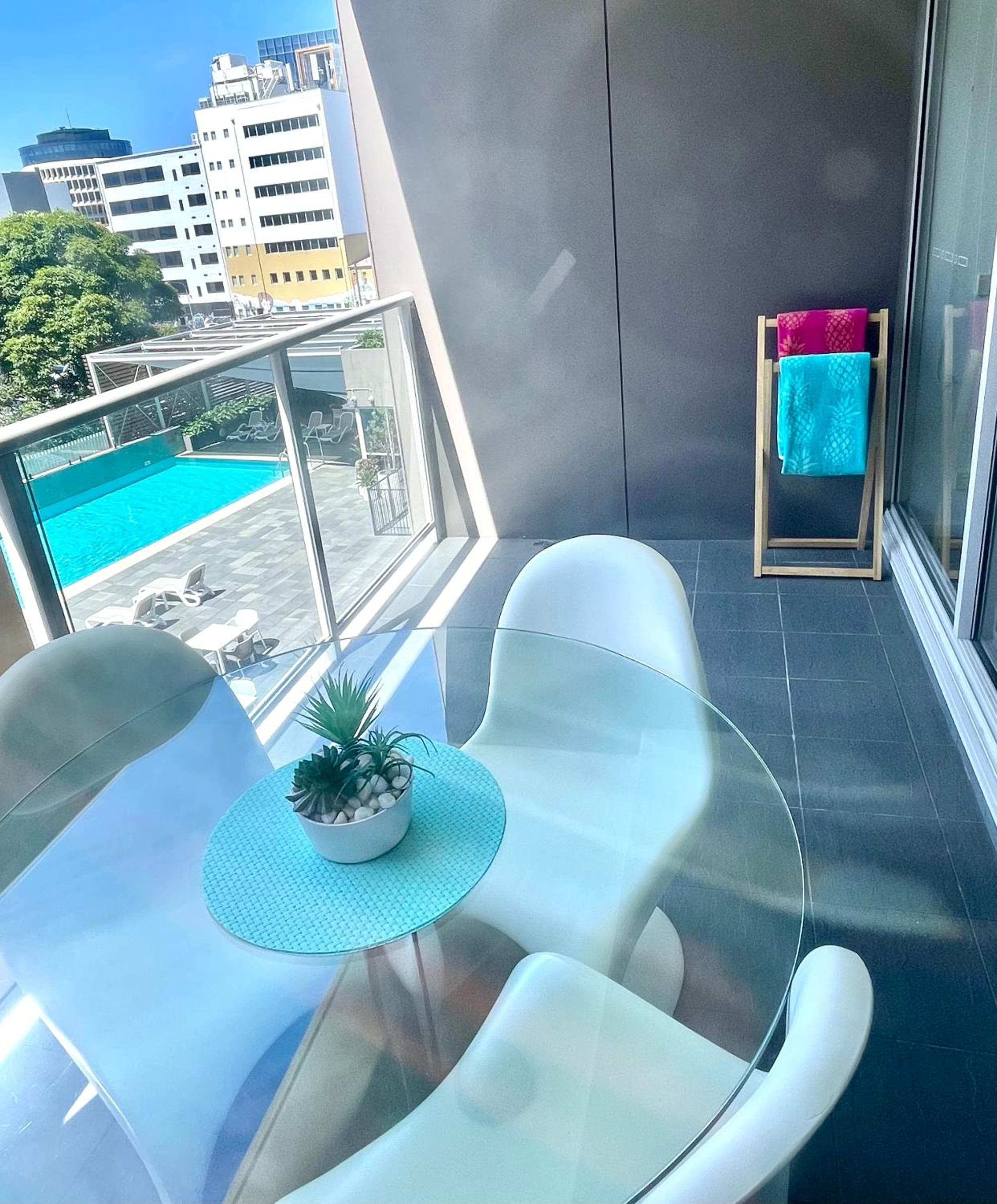 AQUA 306 POOLSIDE Luxury Apartment , Honeysuckle, NEWCASTLE FREE Parking