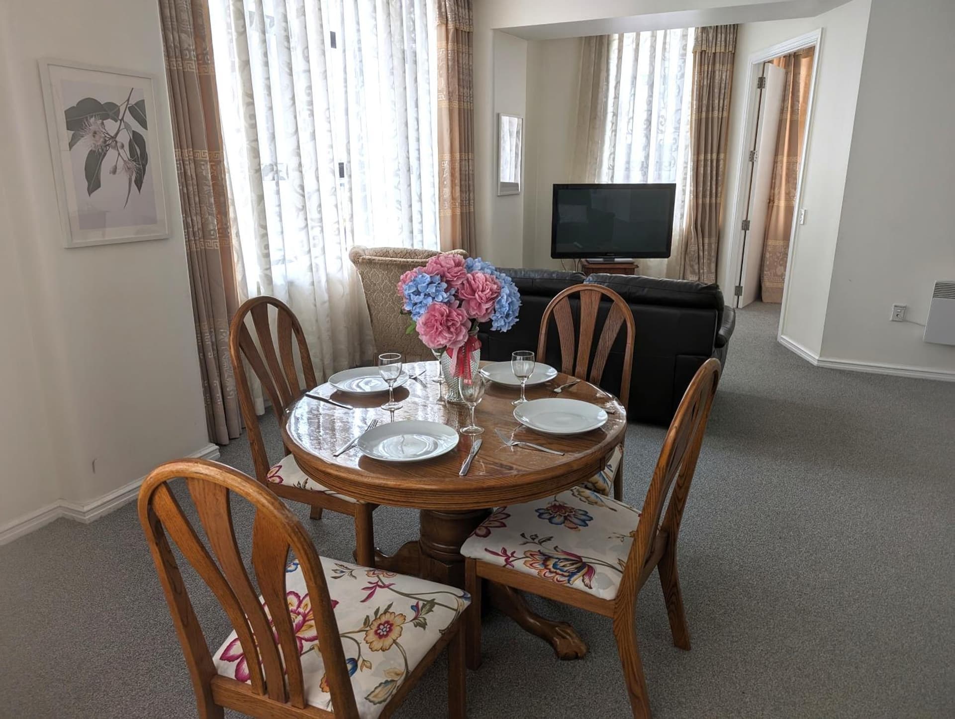 Spacious CBD Art Deco Apartment 5