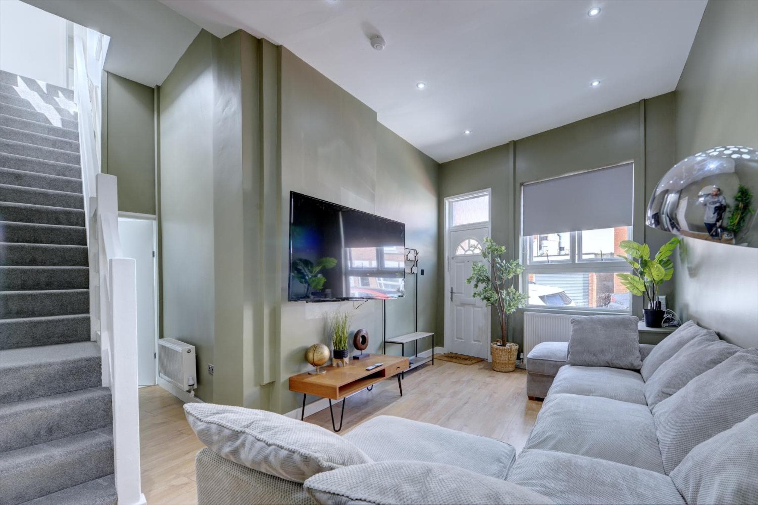 4 Bedrooms Homely House with Garden- Sleeps 9 Comfortably with 6 Comfortable Beds, Free Street Parking, Business Travellers, Contractors, & Holiday-Goers, 