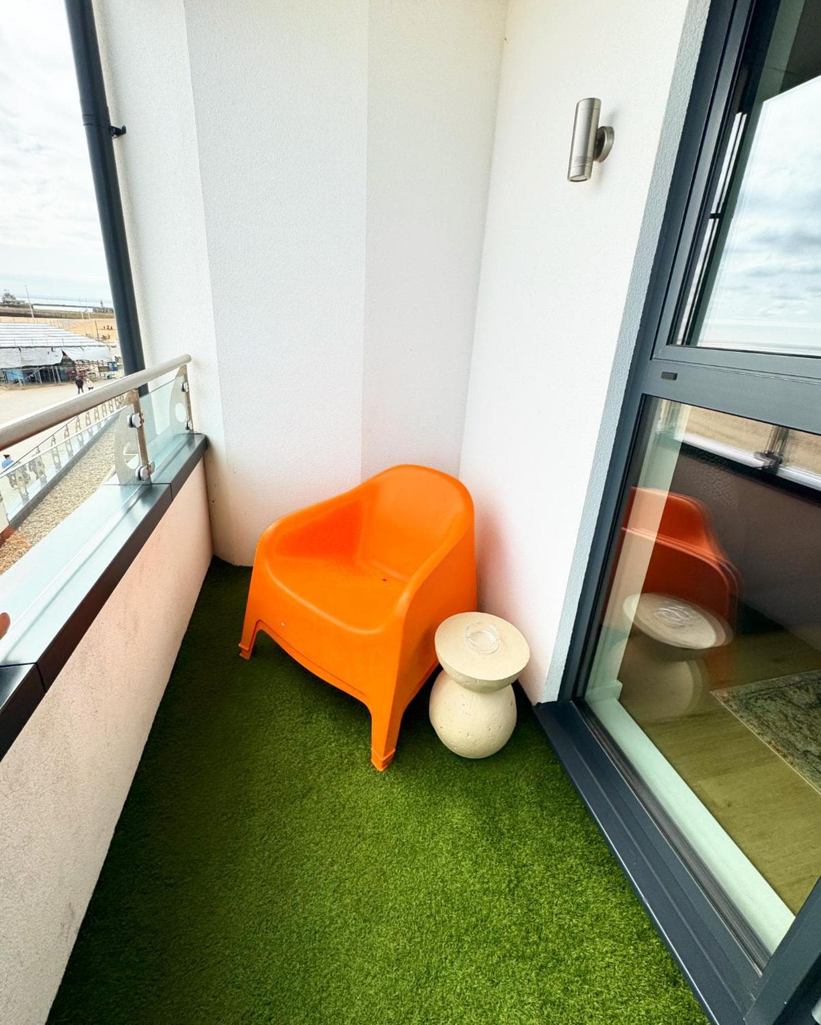 Stunning Beach Front Apartment with Sea views, FREE Parking & Balcony