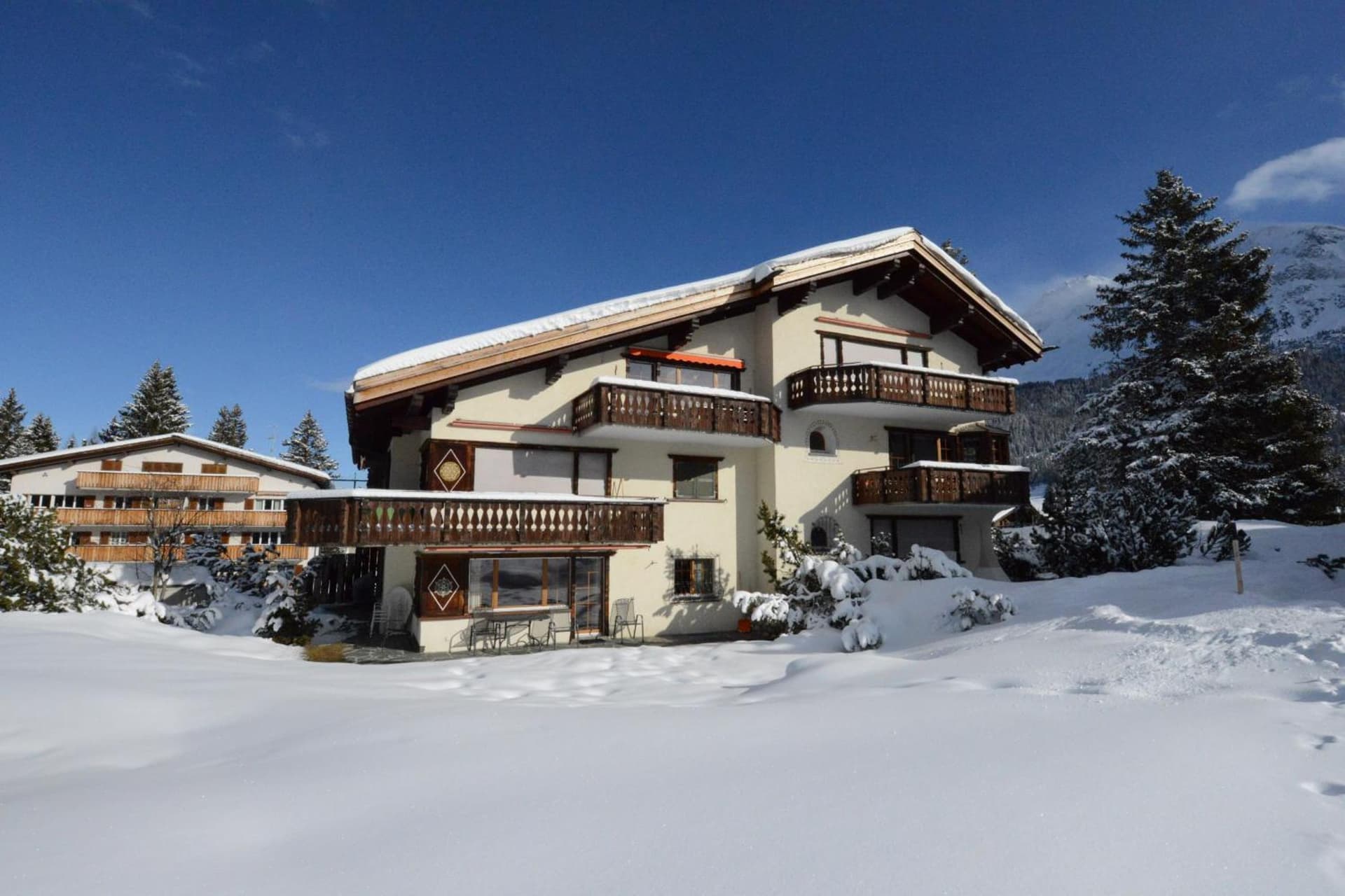 Apartment with ski-in ski-out access and fireplace