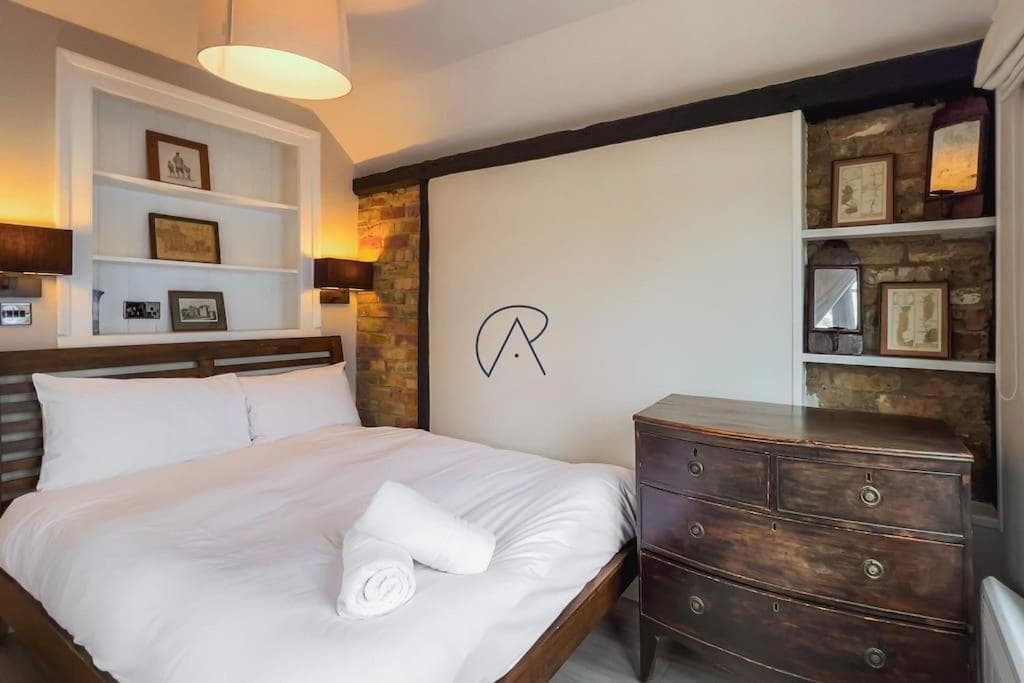 River's Edge Retreat:A Cosy 1-Bed Cabin in Windsor