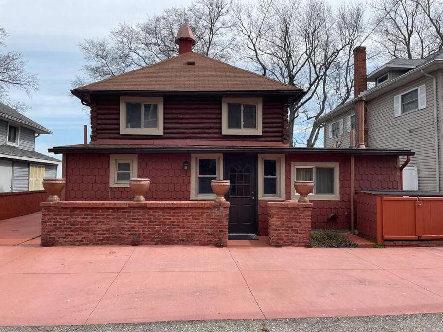 Restored historic log cabin & deck on Lake Erie