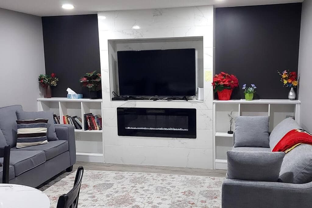 Cozy 2-Bedroom Basement Guest Suite with Private Entrance and Proximity to the Airport