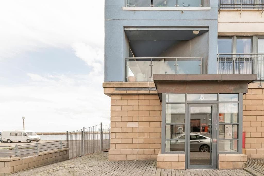 Calming Sea View City Apartment