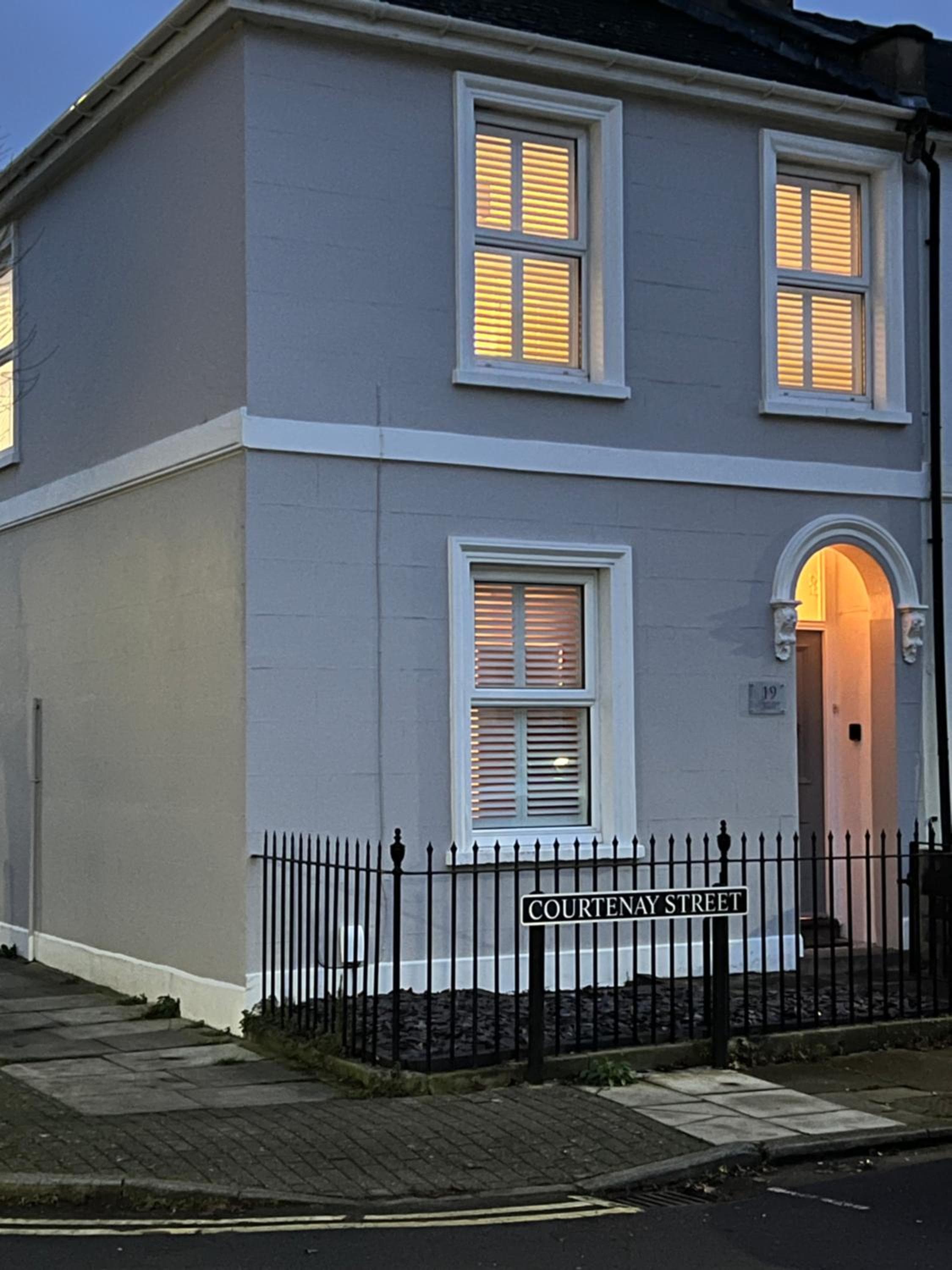 The Lily Pad - Boutique Townhouse, a short walk to Town Center and Racecourse