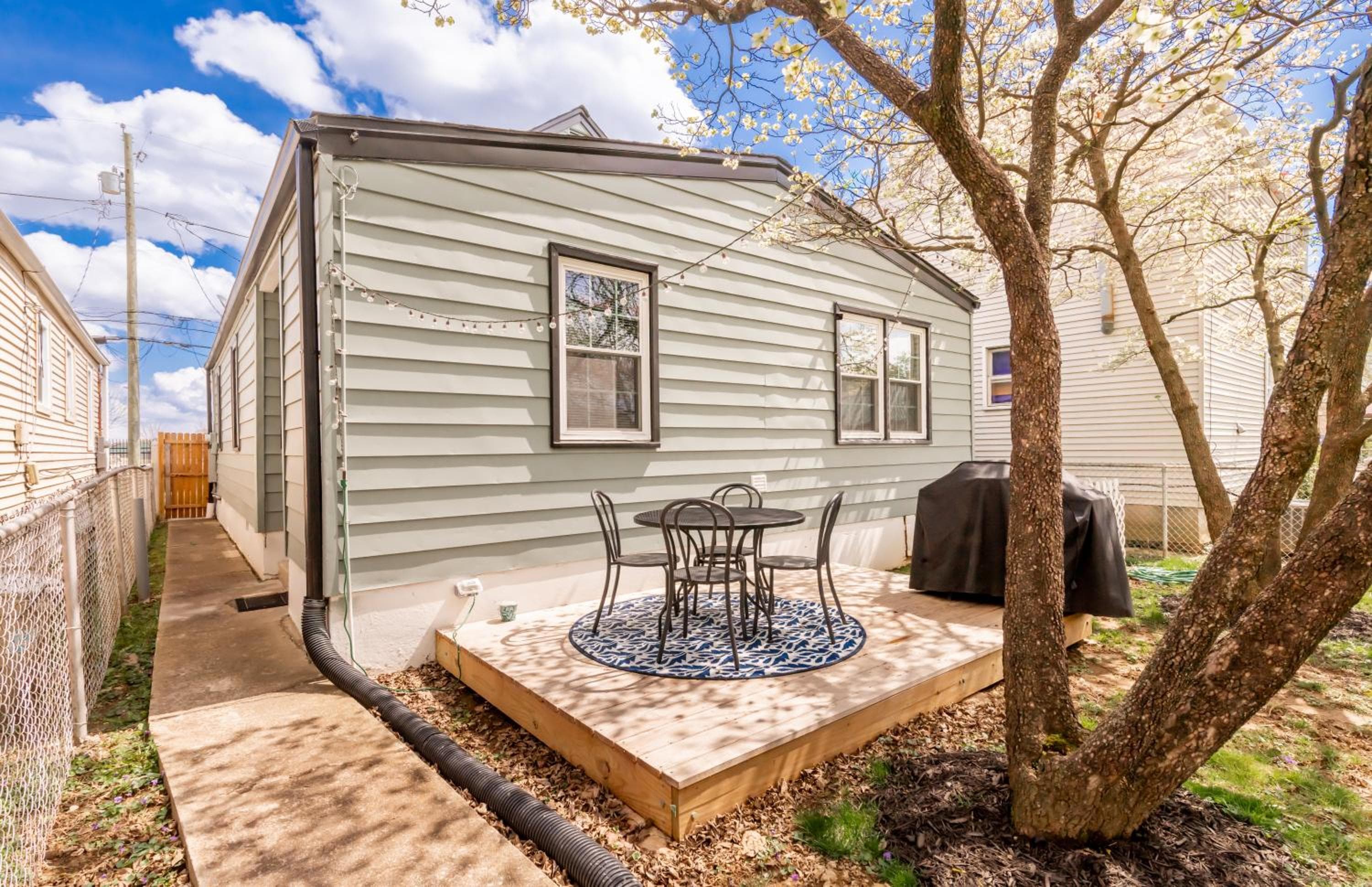 The Lucky Horseshoe 4BR Derby Side Retreat