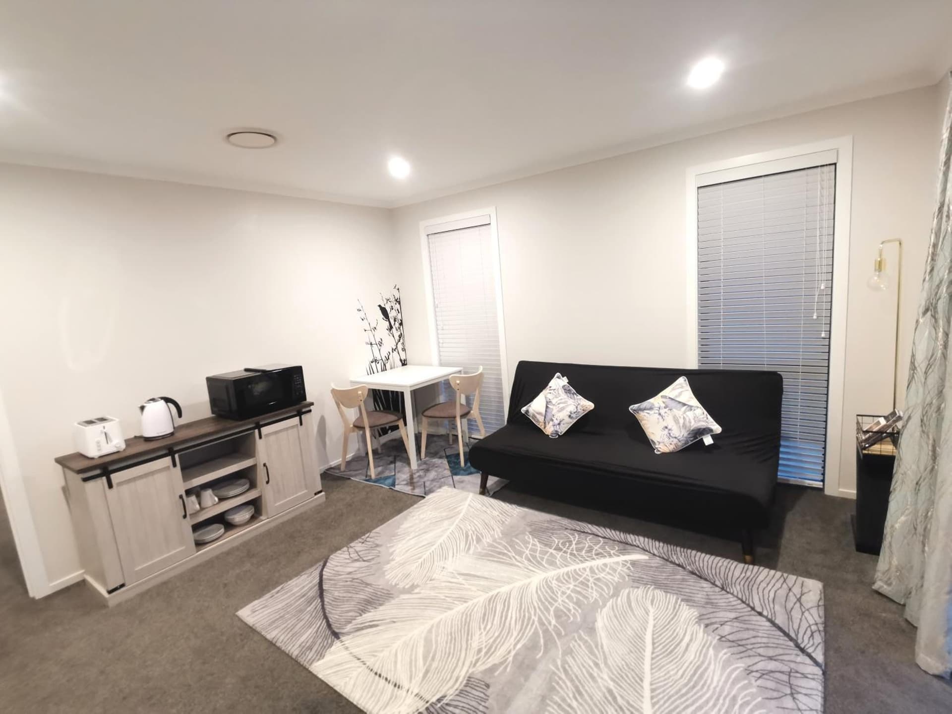 Stylish Private Guest House Ensuite -Private Bathroom & Spacious Private Lounge