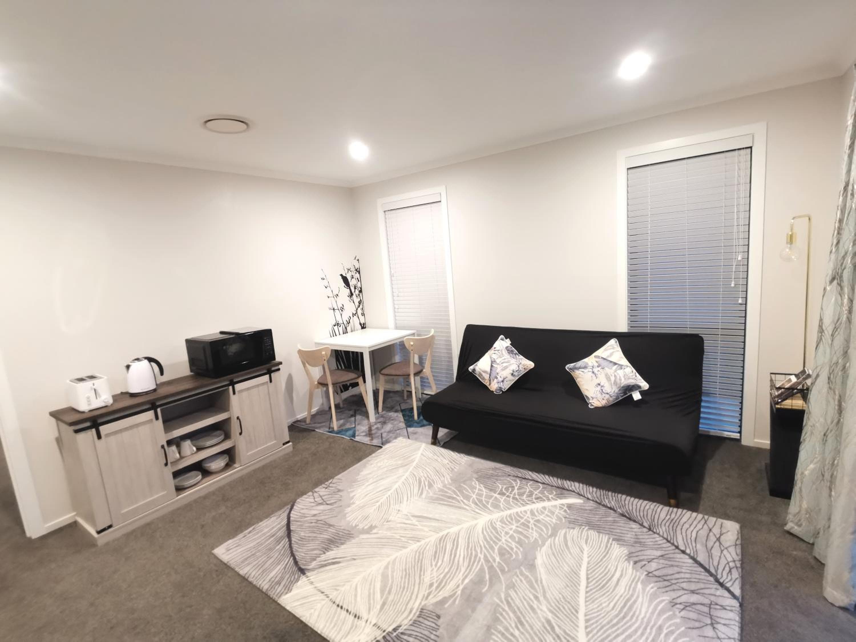 Stylish Private Guest House Ensuite -Private Bathroom & Spacious Private Lounge