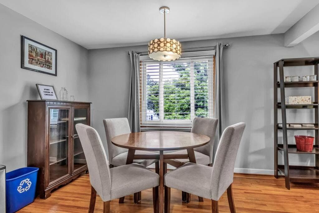 Gorgeous 2 Queen Bedroom Apartment in North Buffalo with 70 inch TV