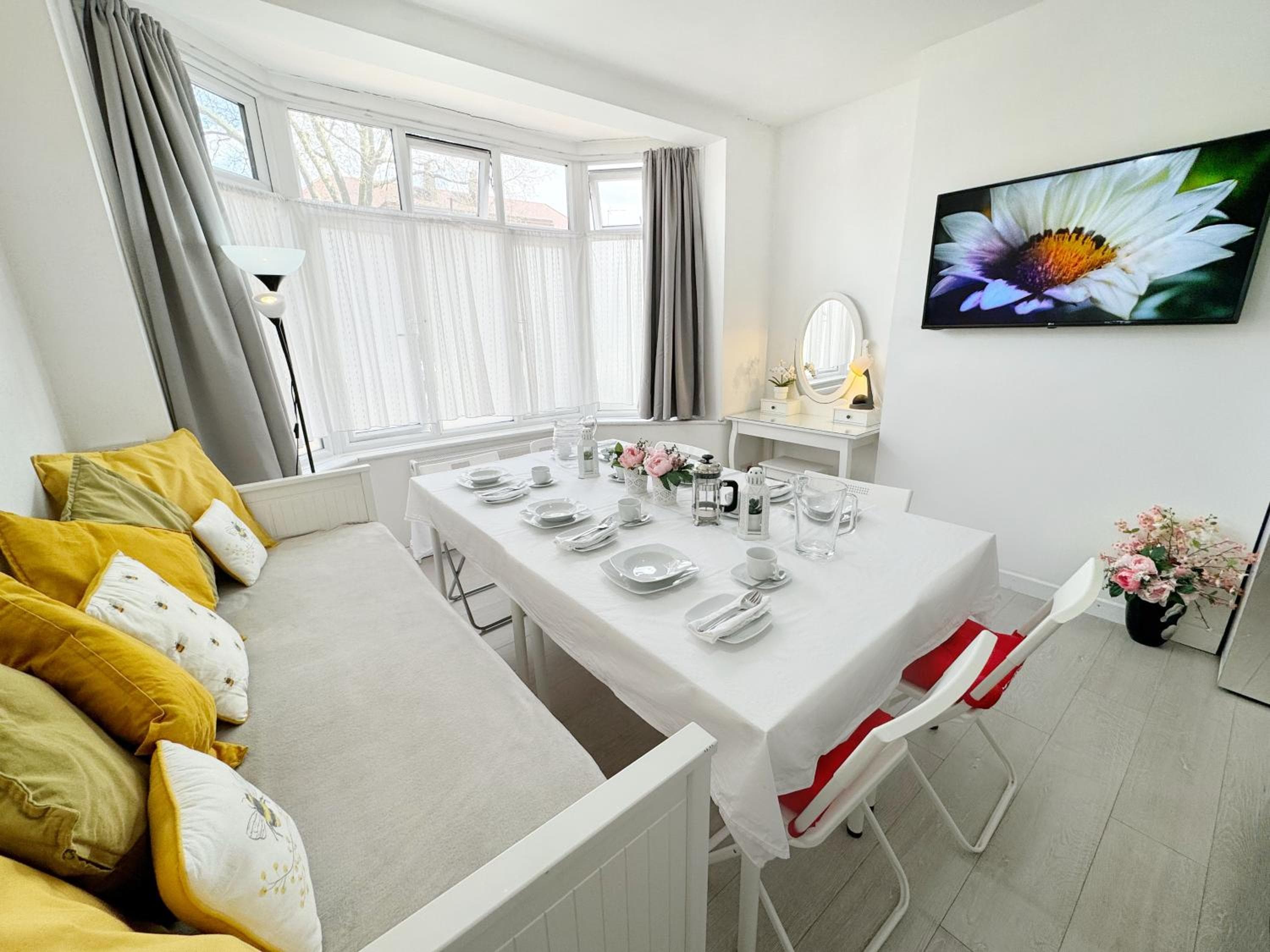 Luxurious House near Excel- Air Conditioning, 9 Beds, 2 Baths, Garden, fast WiFi