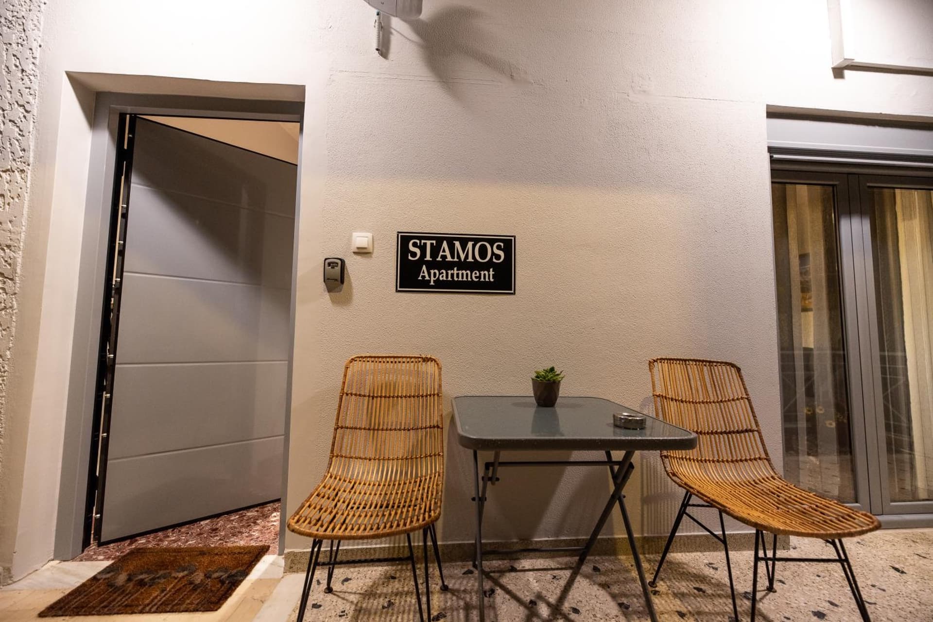 STAMOS Apartment airport
