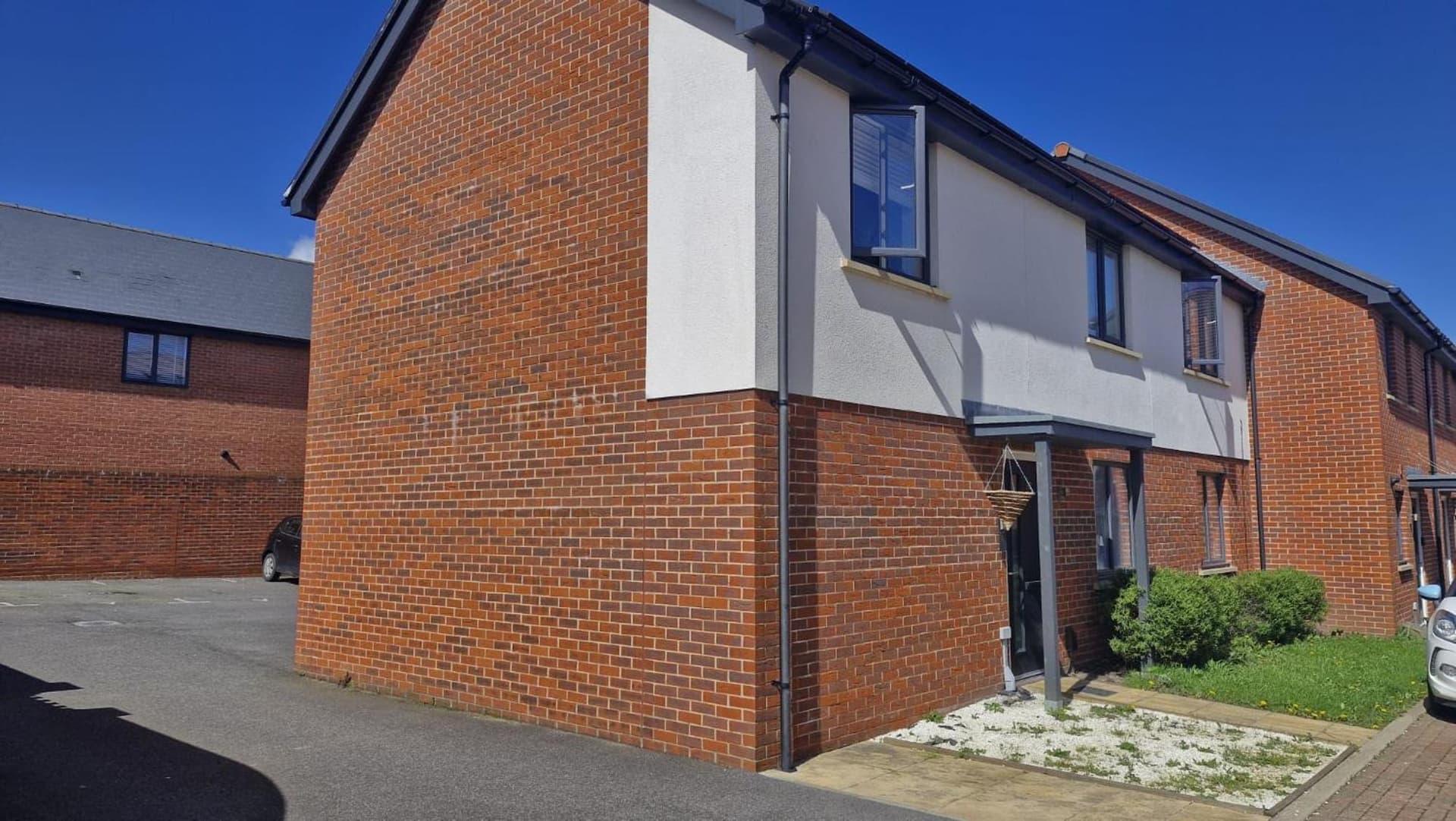 The Lancers, Cheriton, Kent - Modern Double Room with En-Suite, Parking & Fast WiFi - Close to Channel Tunnel