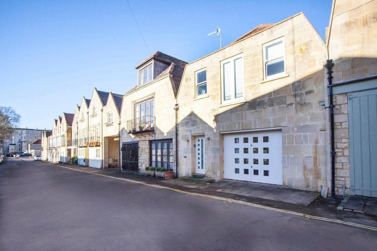 Spacious Georgian Coach House with Parking