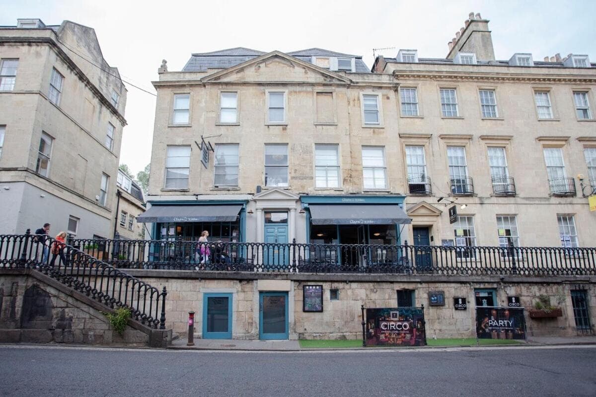 Spacious Central Bath Apartment with Terrace