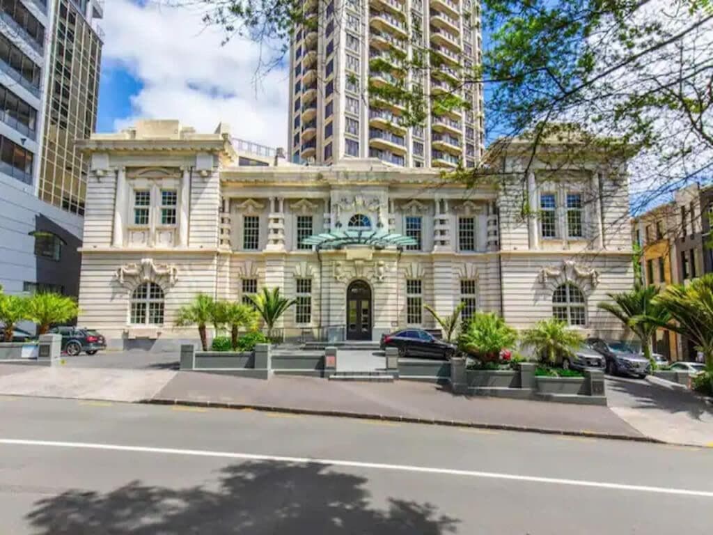 Bright 1 Bedroom Beauty with Balcony Zodiak Stays