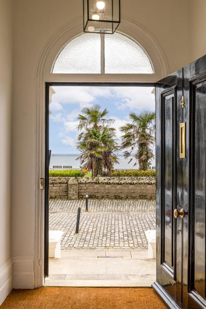 FOX ON THE HOE - Luxury Apartment accommodation 5