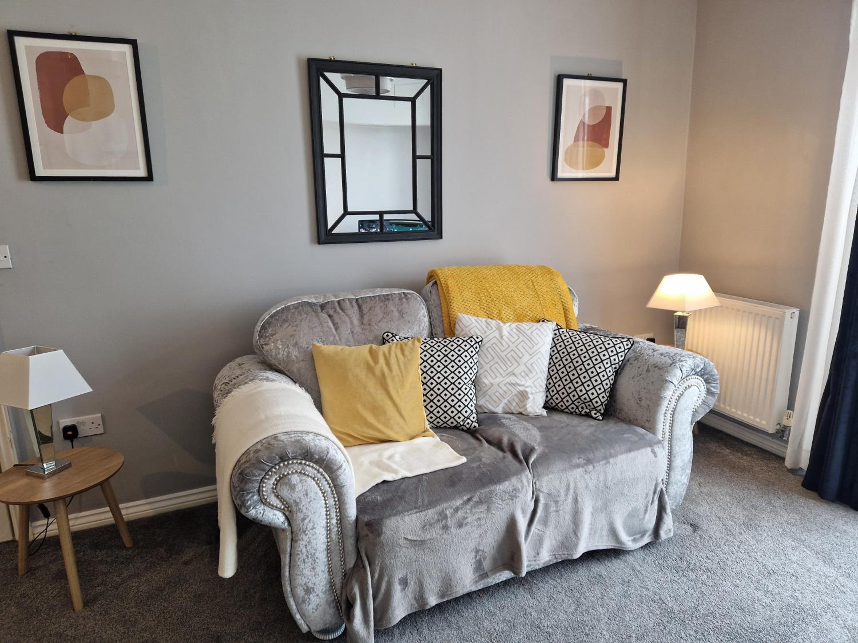 Stylish 2-Bed Apartment - Sleeps 4 Parking & WiFi