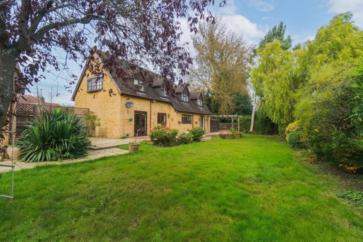 Spacious 4Bed Home: Elegant Garden & Parking