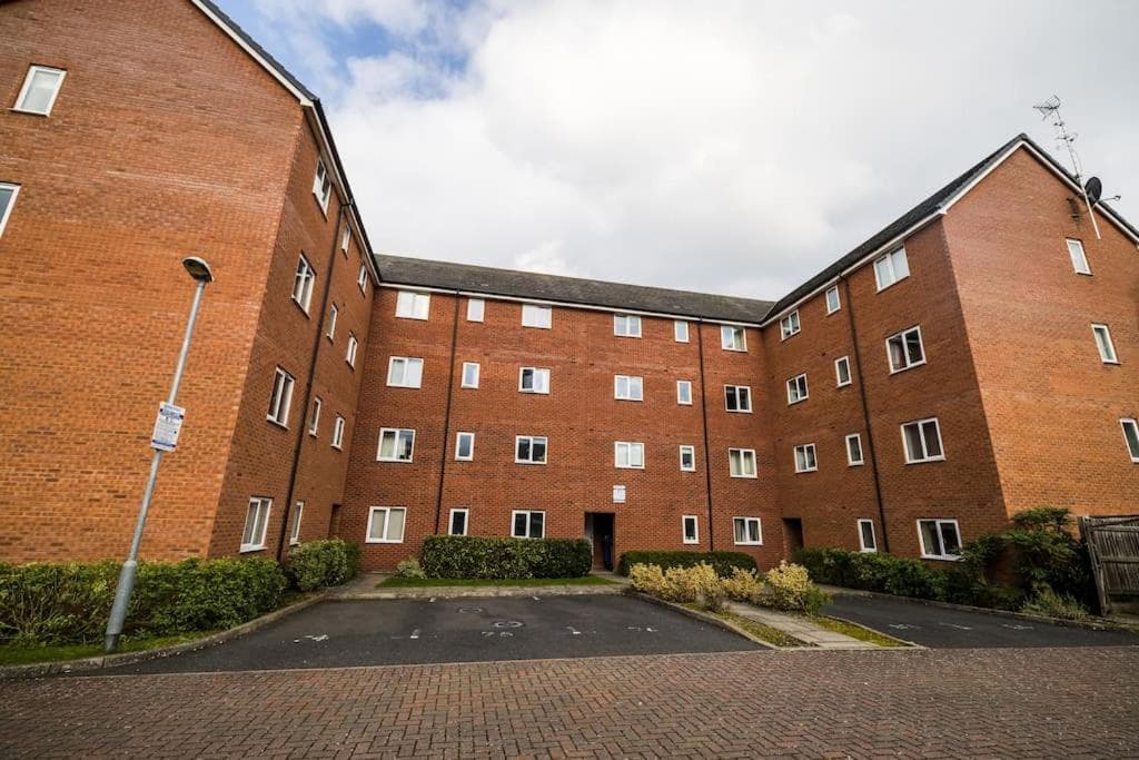 Modern 2 Bed Flat Free Parking City Centre