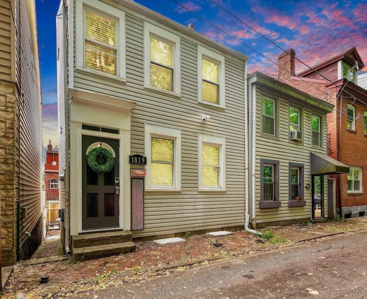 Cozy Southside Pitt home w/ Pool Table +Yard