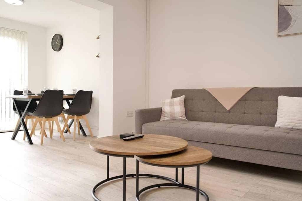 Hall Lane House - 4Bed Gem Near Coventry Hospital with FREE Driveway Parking