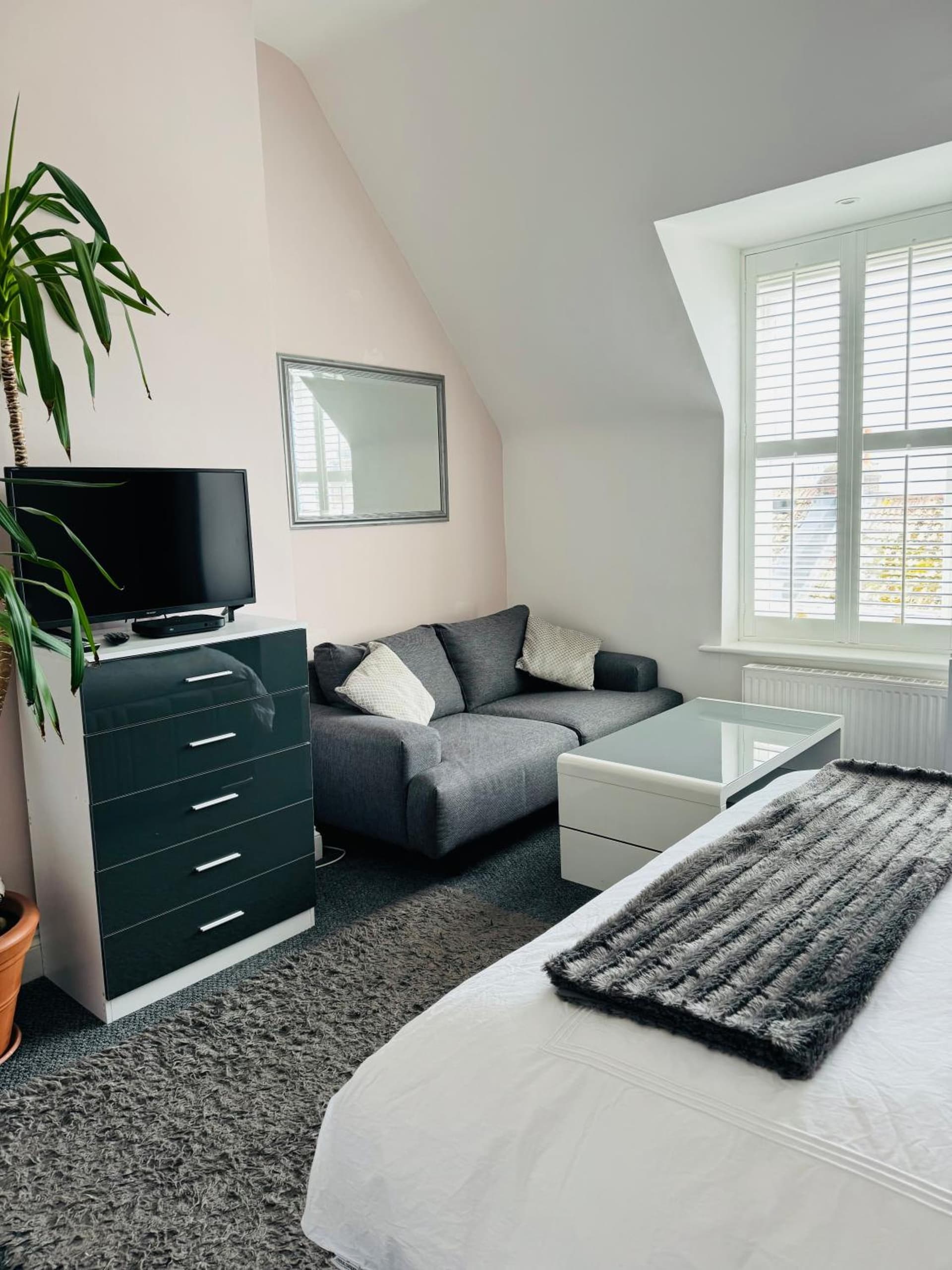 Penthouse Suite, Sea View, Close to Shops, Beach and Train