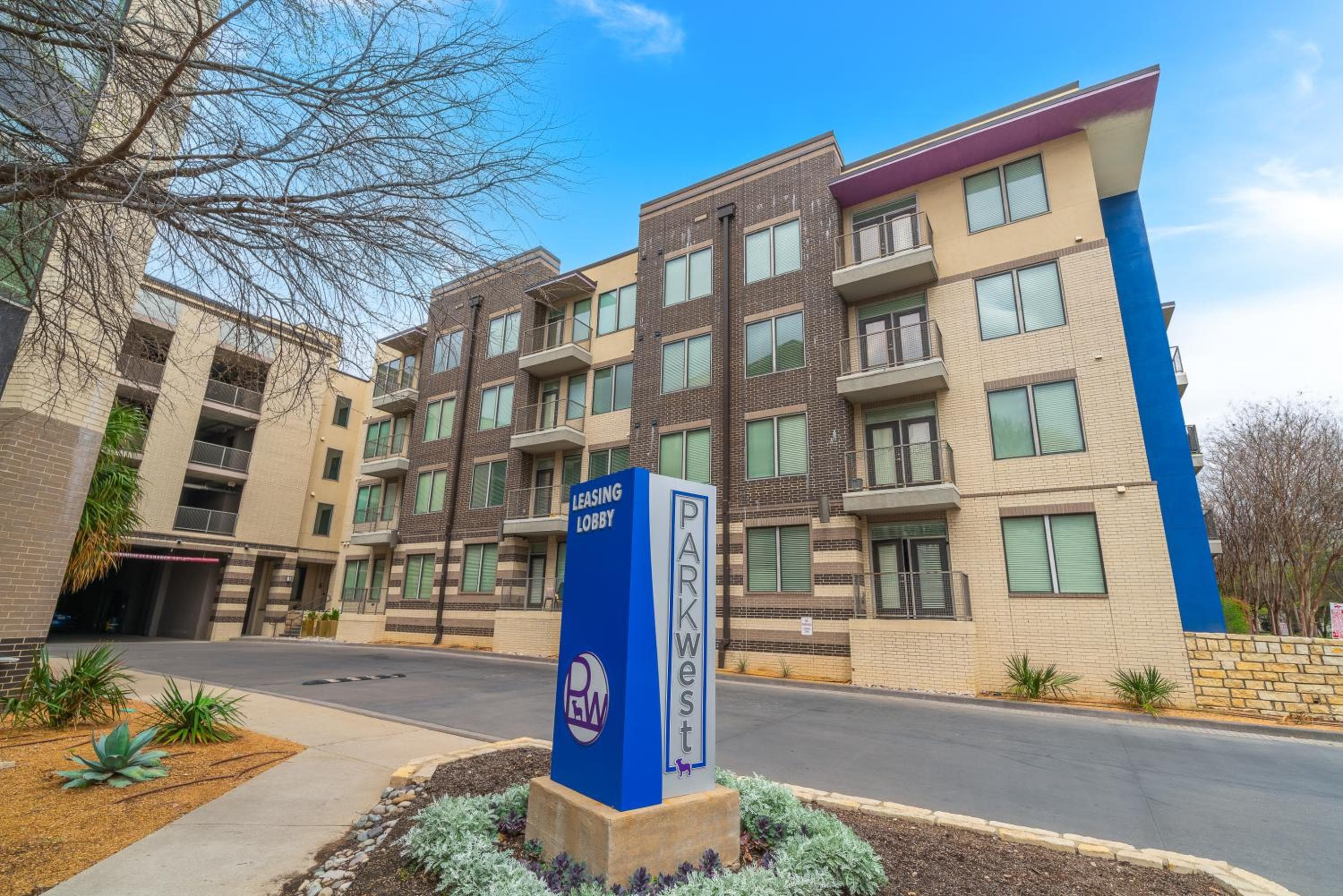 Park West 450 1bedroom Suite, Pool, Gym, Parking