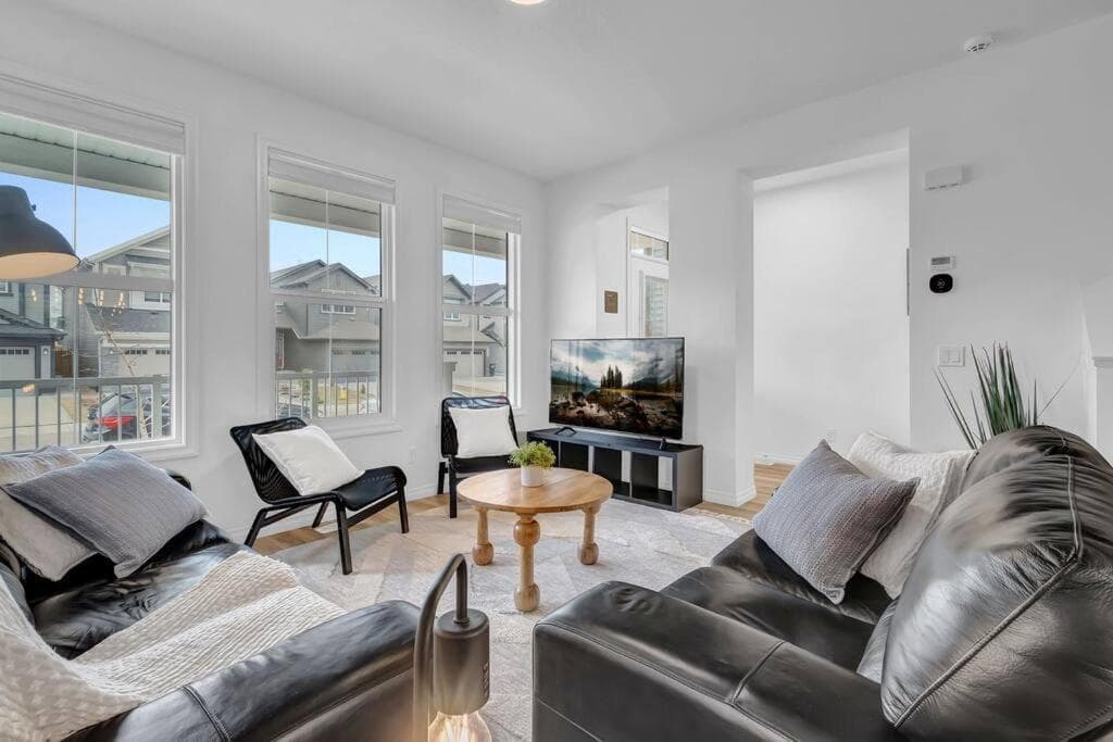 LovelyHome-Foosball-NearAirport-5 Queen Beds -Air conditioning
