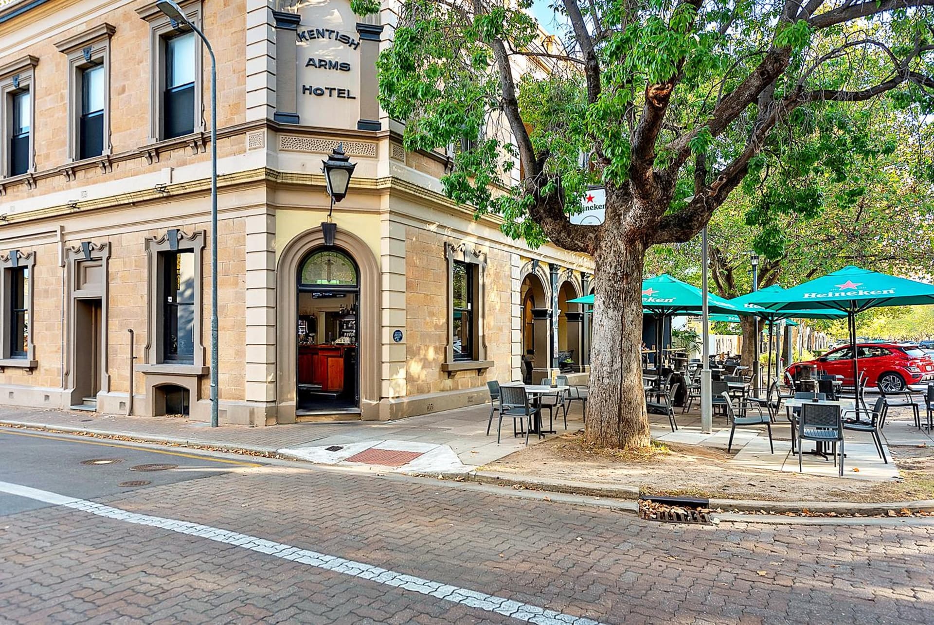 Stylish Home, Family - Walk to Pub,Cafes, 1KM CBD!