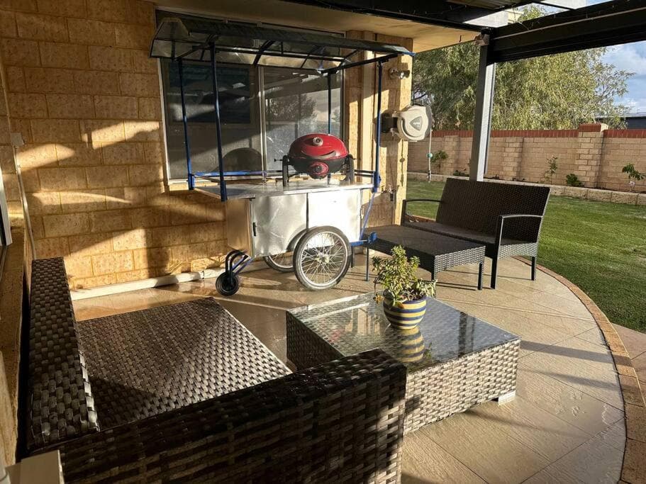 Spacious bright home close to shops and cafe's