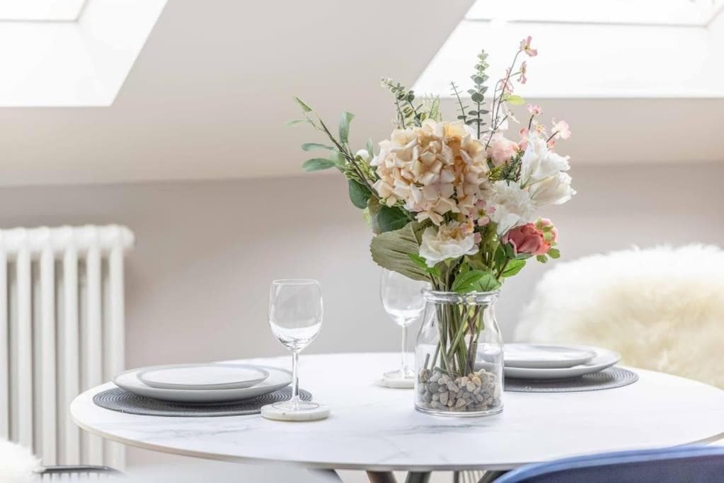 Stay In Style With Castle Views, Prime Spot Windsor - By Tempstay