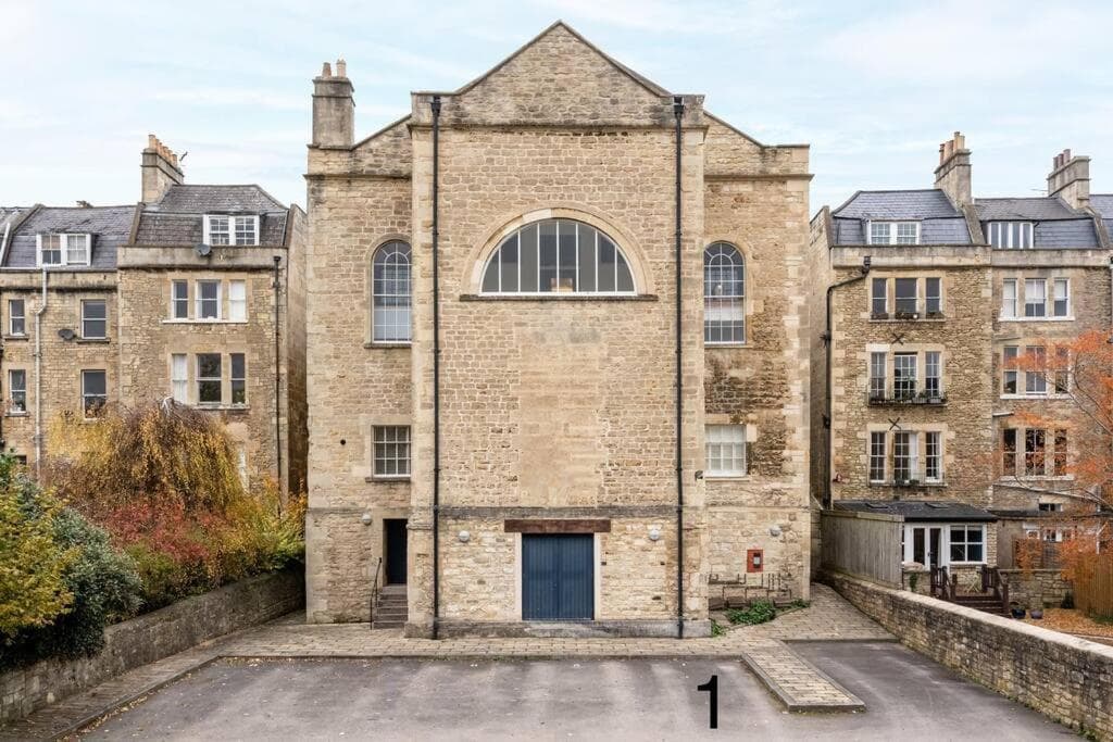 Fantastic, Spacious 2 Bedroom Apartment in Converted Chapel