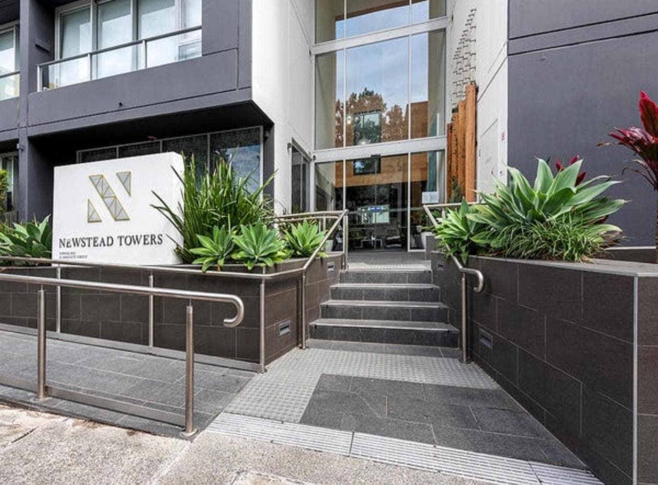 Top-floor Luxe Stay in the City Free parking, pool, gym, wifi