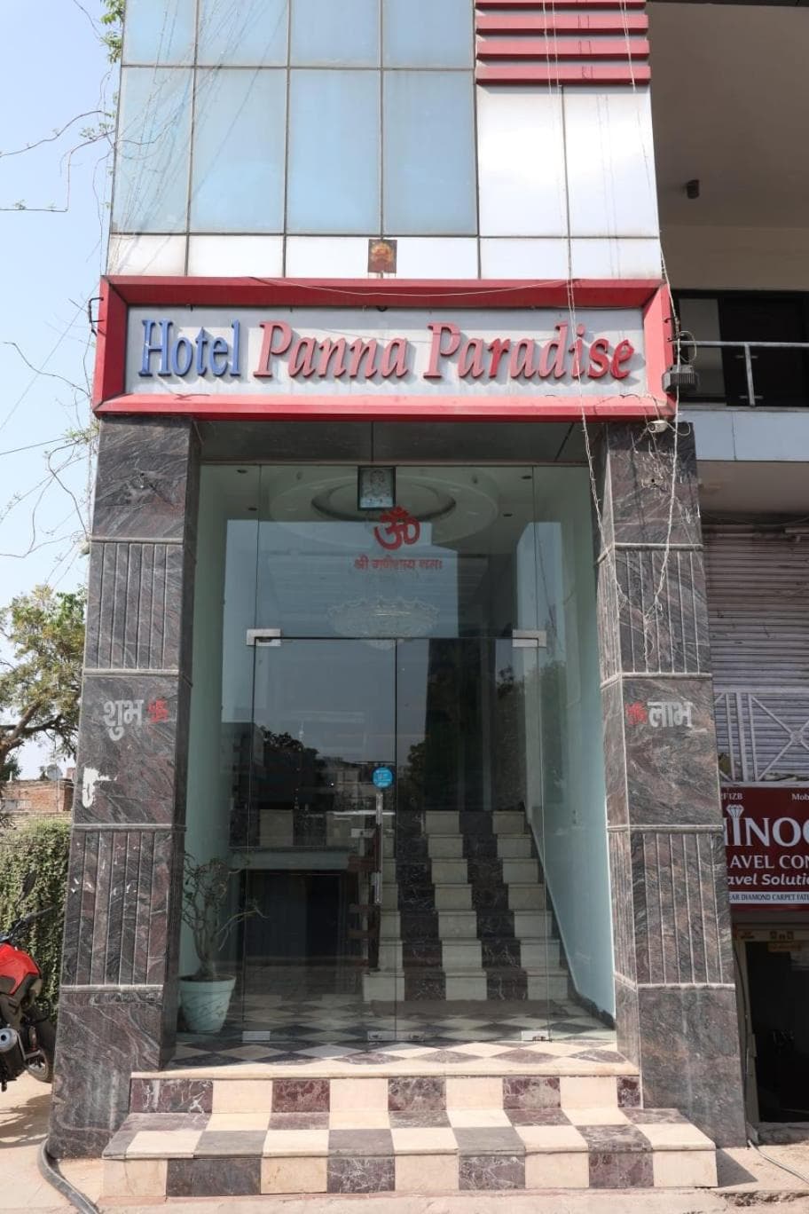 Hotel Panna Paradise-Just 30M away from CAPTAIN SHUBHAM GUPTA METRO STATION and 600M Away From TajMahal