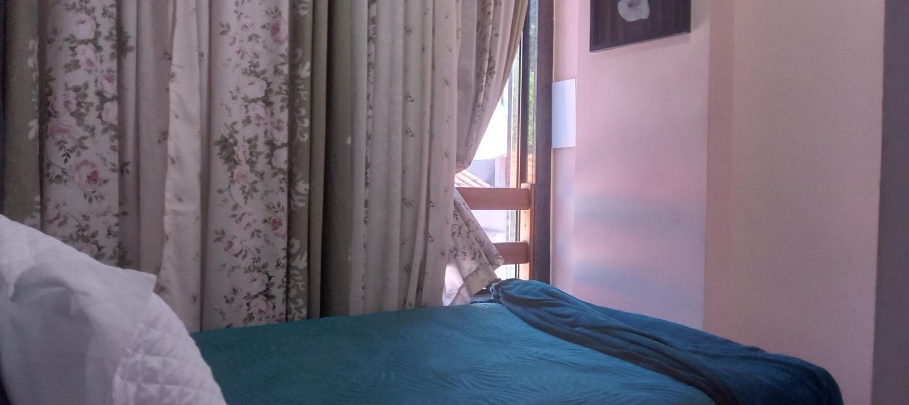 Quarto Plutão - banheiro privativo e ar condicionado