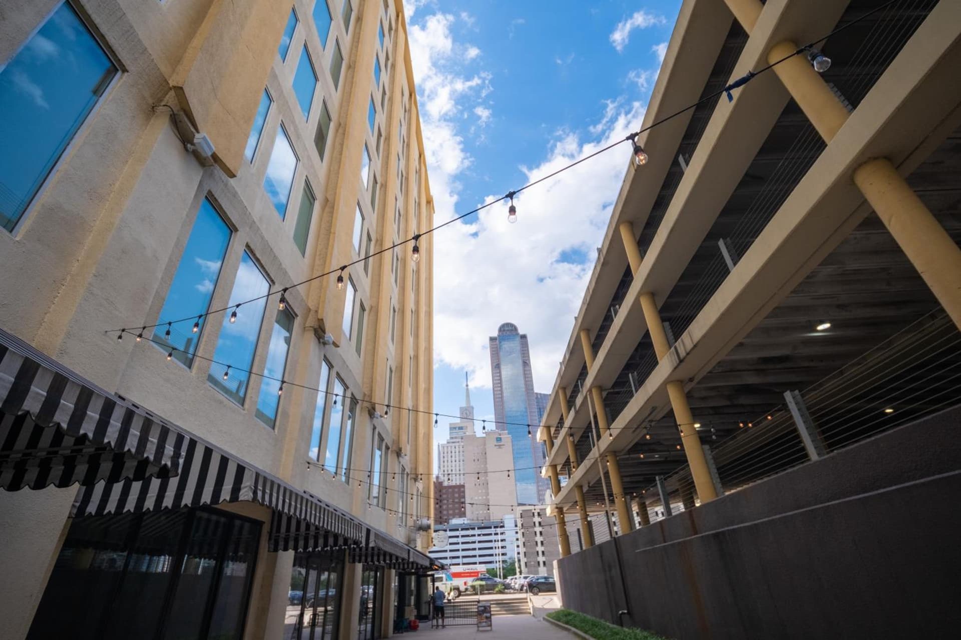 Bright and Modern Downtown Loft with Skyline Views, Free Valet, Gym