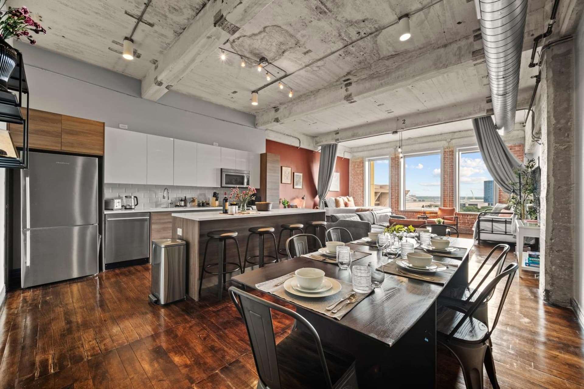Bright and Modern Downtown Loft with Skyline Views, Free Valet, Gym 5