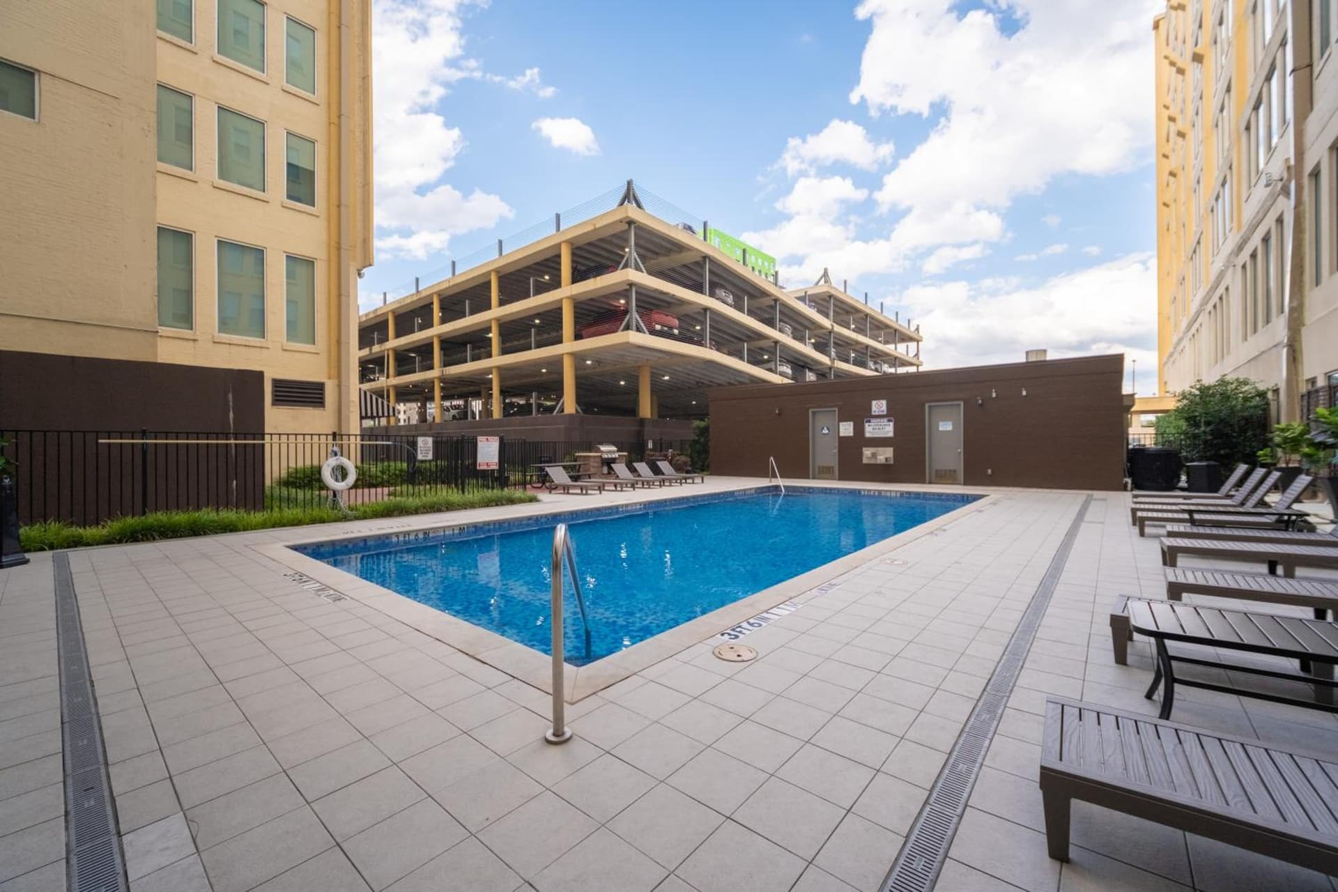 Bright and Modern Downtown Loft with Skyline Views, Free Valet, Gym 3