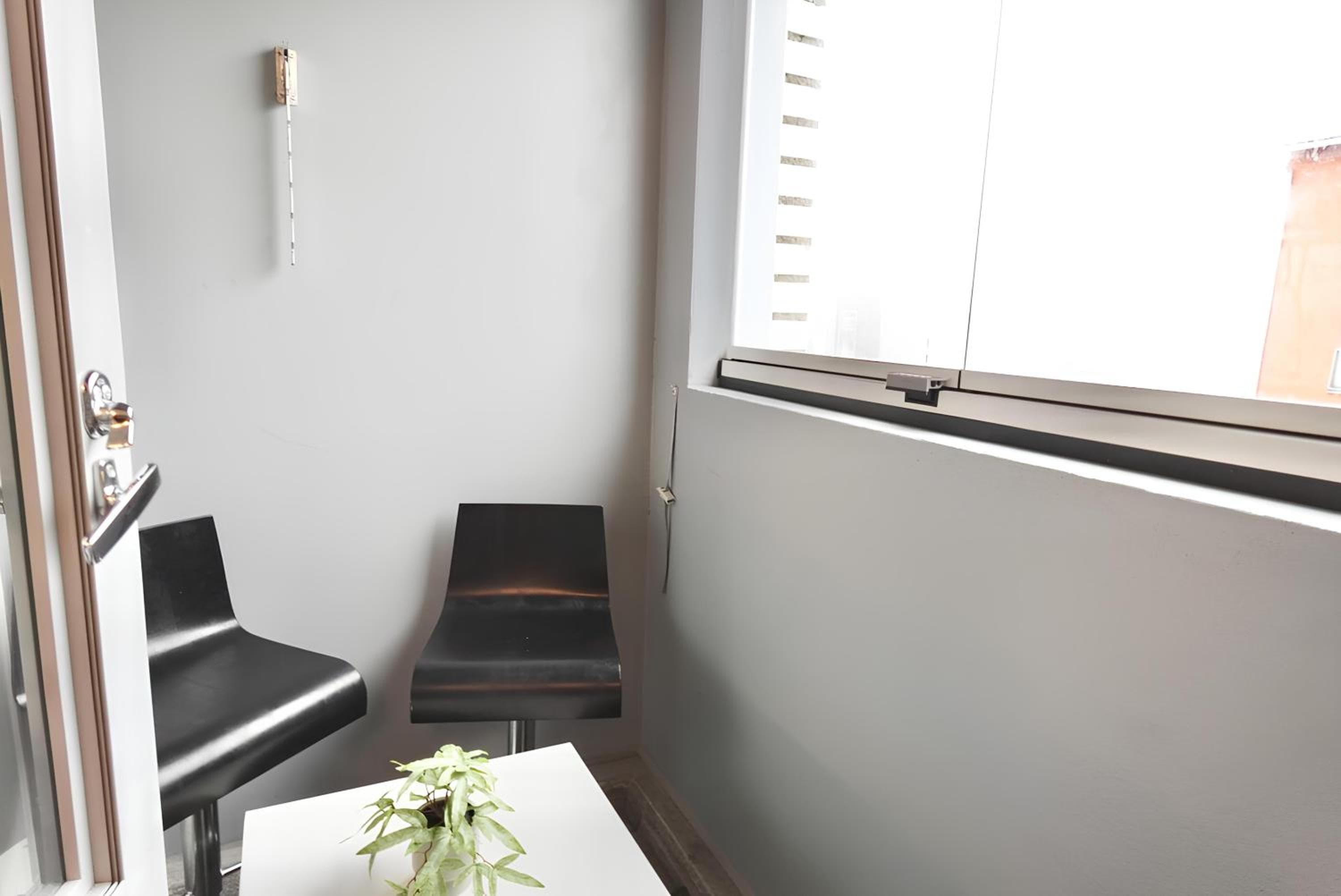 Flamingo Modern Studio near Airport w FREE Parking