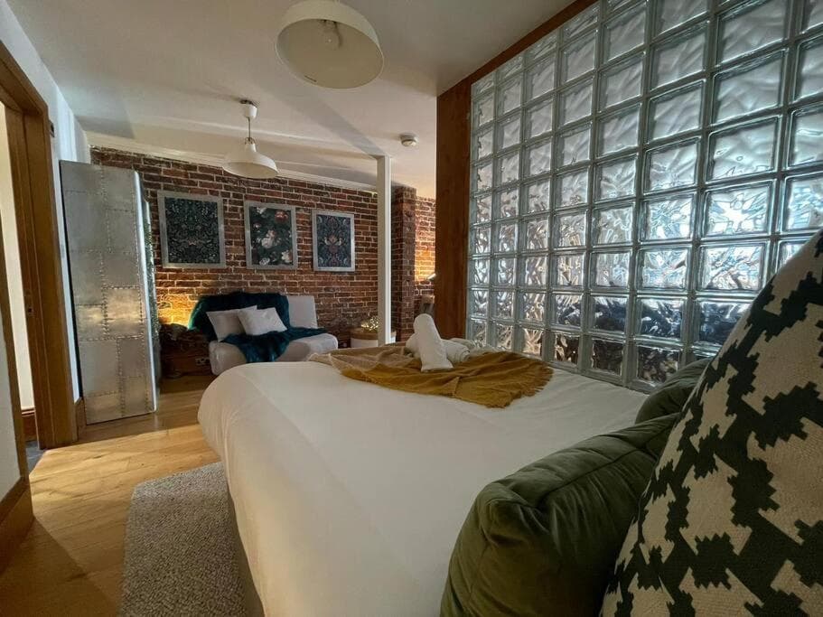 Modern Central Large Studio Sleeps 4