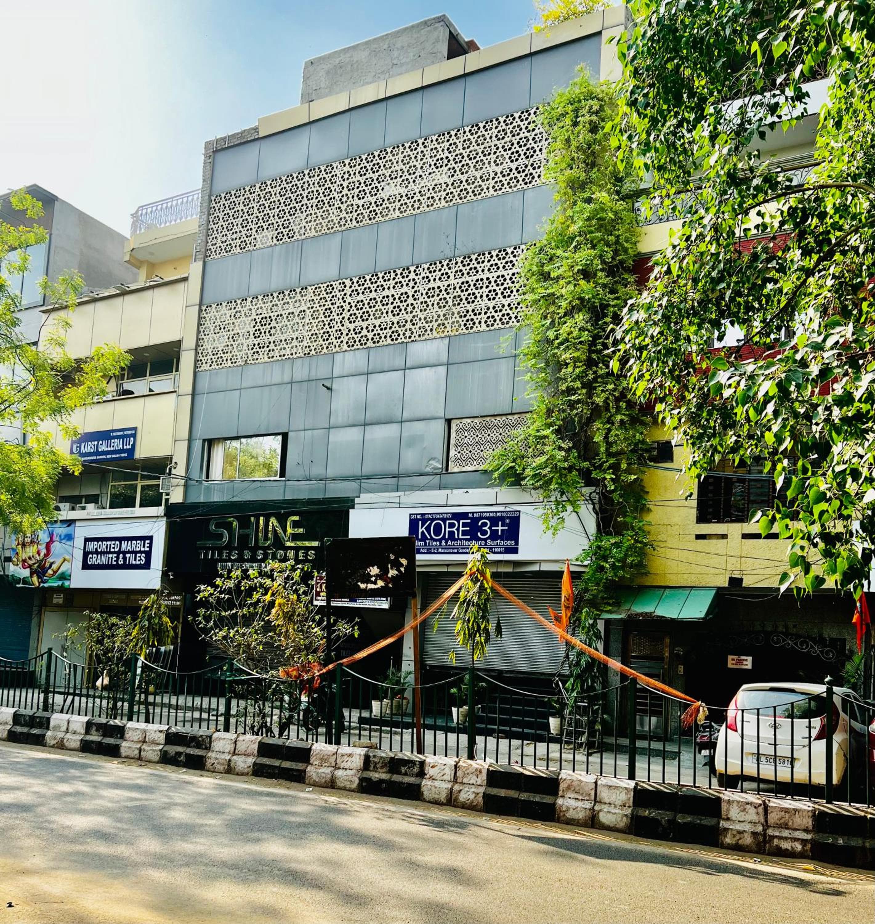 Divine Inn Hotel Near Rajouri Garden Main Market