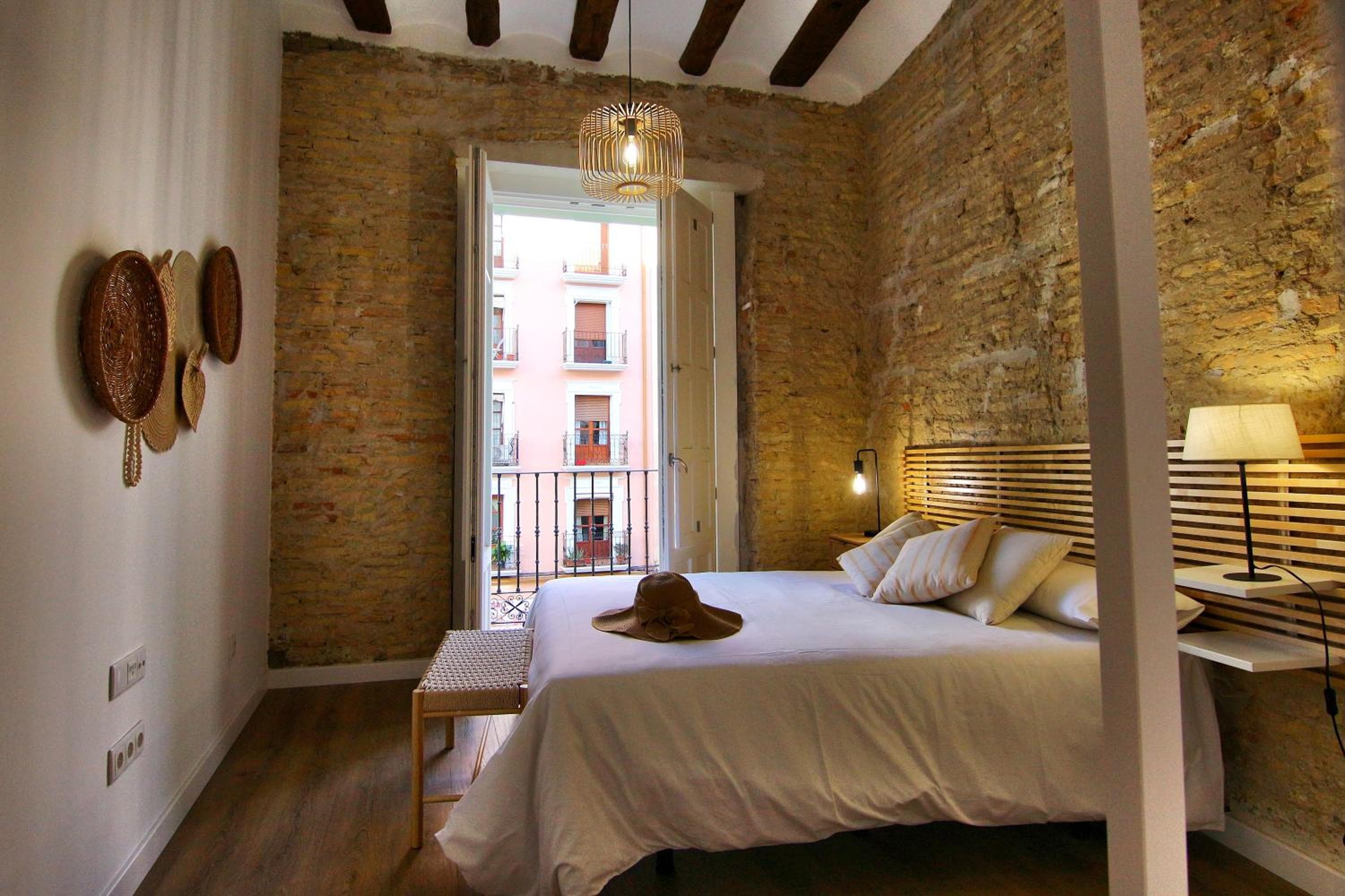 Apartamentos Almada - calle Alfonso - Plaza SAS