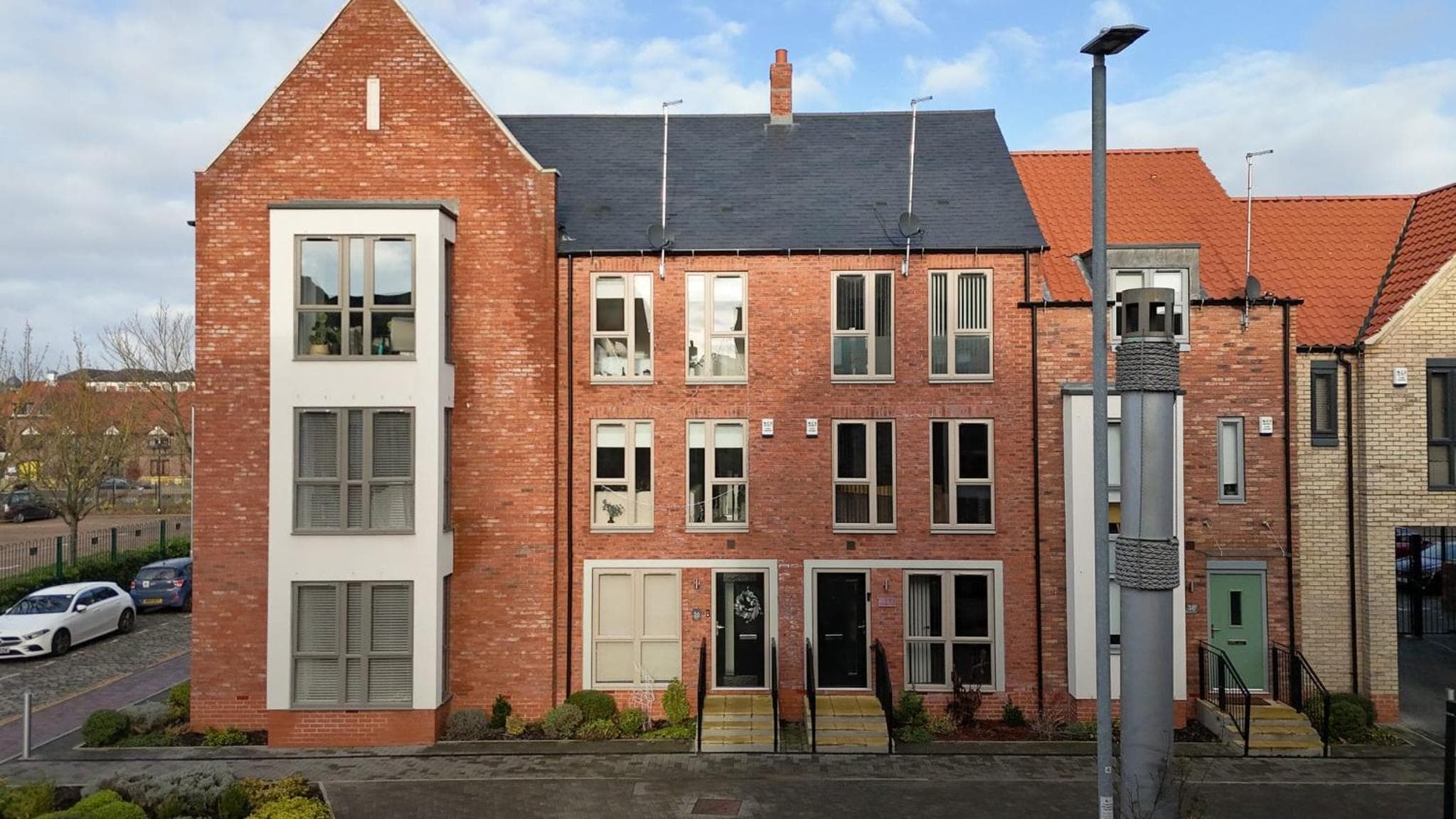 Modern home in the Hull Marina