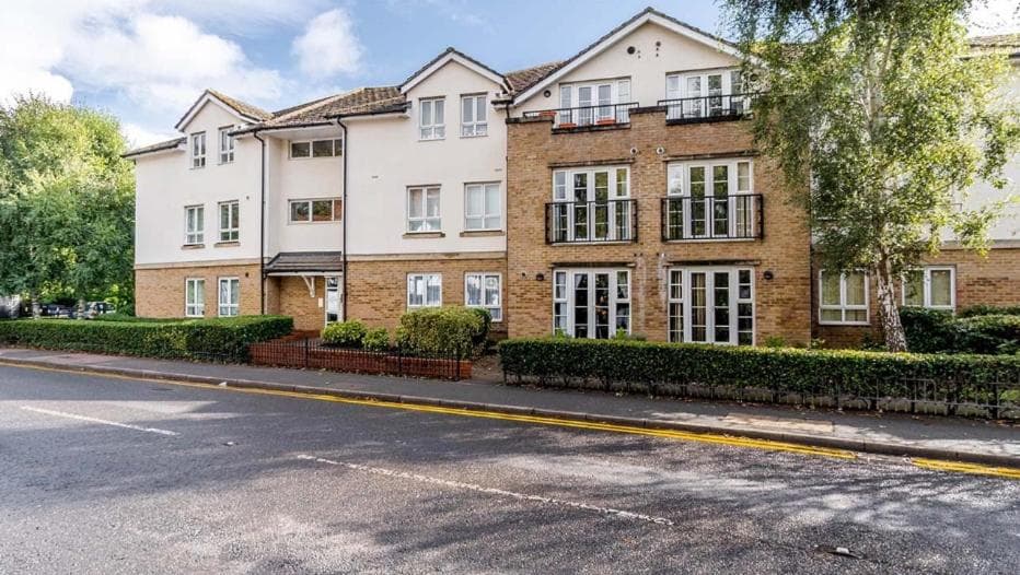 STN - Bishops's Stortford - Free Gated Parking - Two Bed Apartment - Perfect location for Stansted Airport