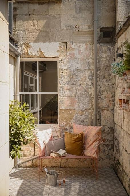 Primrose Cottage - Two Bed Cottage with Private Courtyard & Nearby Parking