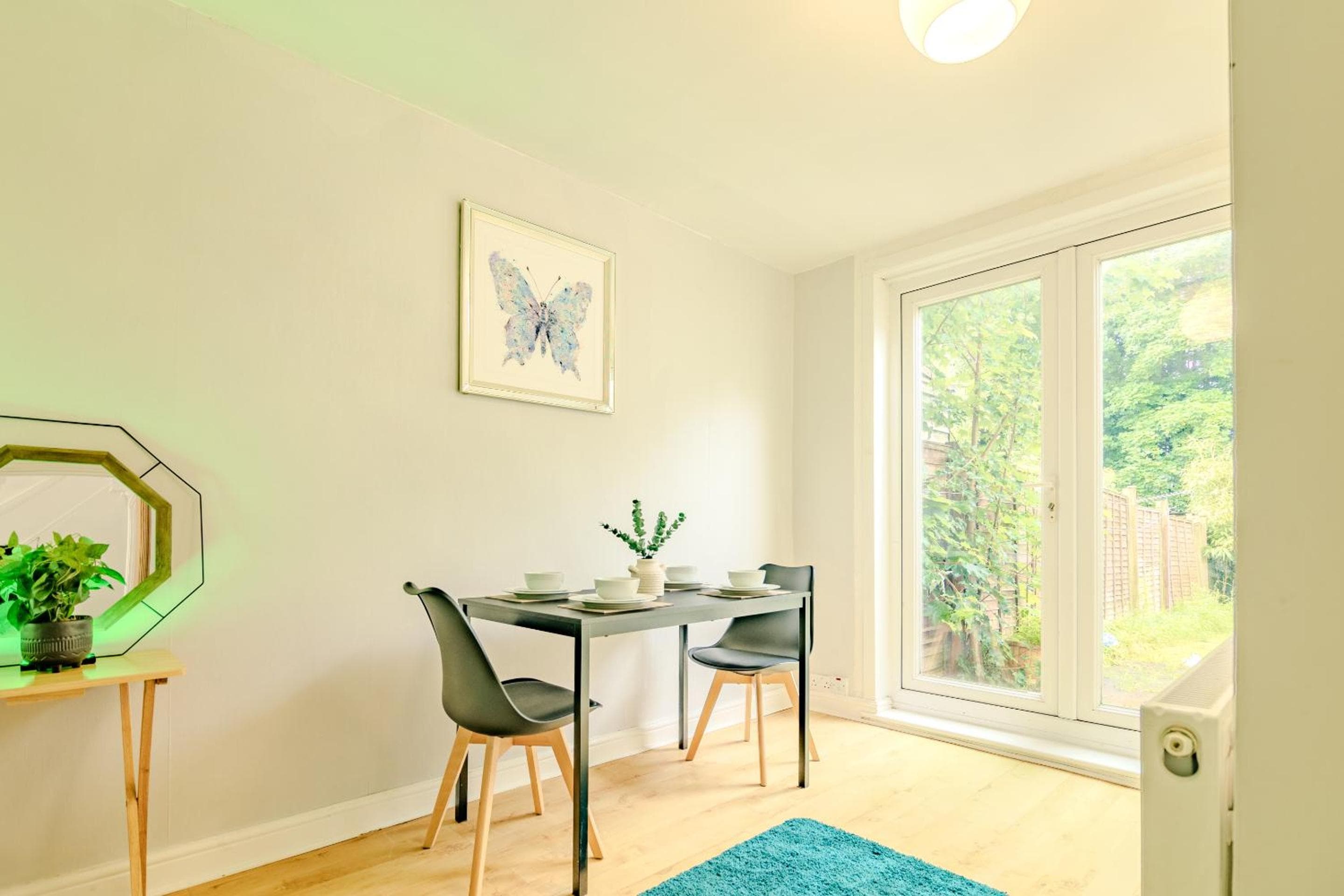 Spacious 6-Bed Home in West Midlands-Free Parking